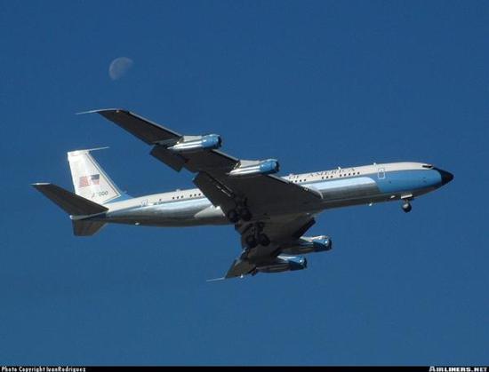 在波音747之前，美國(guó)總統(tǒng)專機(jī)是波音707，圖為里根的波音707-353B型“空軍一號(hào)”專機(jī)