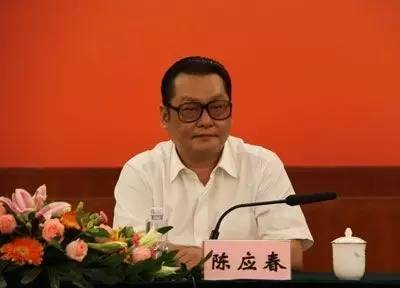 ｜點(diǎn)評(píng)｜ 有媒體梳理出，去年10月在家墜亡的國(guó)信證券原總裁陳鴻橋，其任職經(jīng)歷與陳應(yīng)春多有交集。2011年，因受賄罪獲刑7年的深圳市金融辦原主任李林，其任職期間的直接上司正是陳應(yīng)春。但目前并無(wú)消息顯示，這些事件存在直接關(guān)聯(lián)。